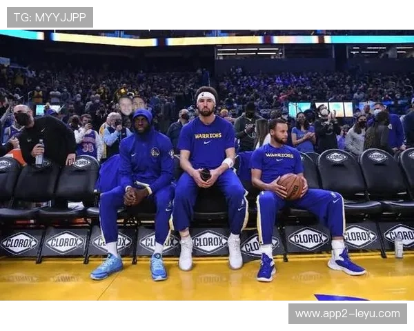 2019年季后赛：“水花兄弟”连续热火般的爆发，库里在关键的第四节多次神奇远投赢得比赛