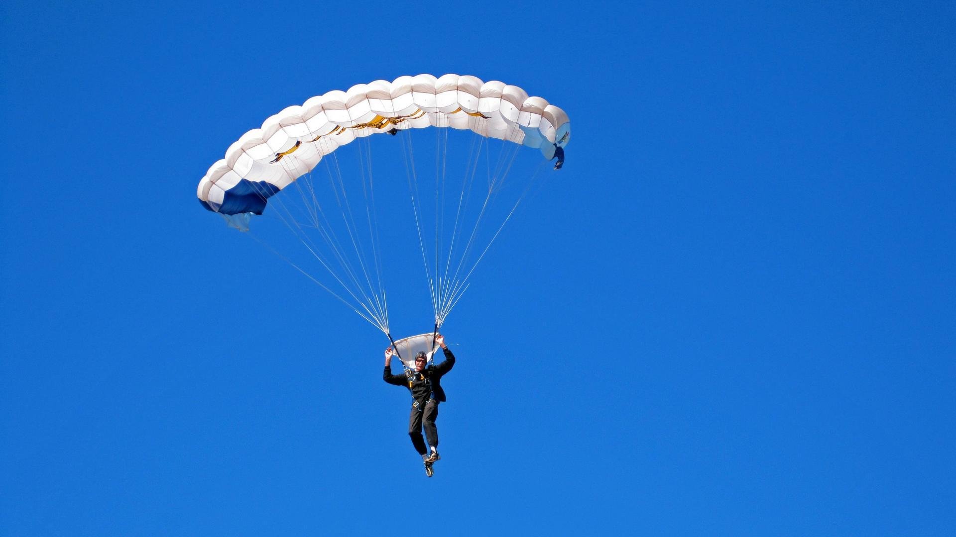 “东安湖体育公园：铁人三项挑战极限运动员的耐力与速度”