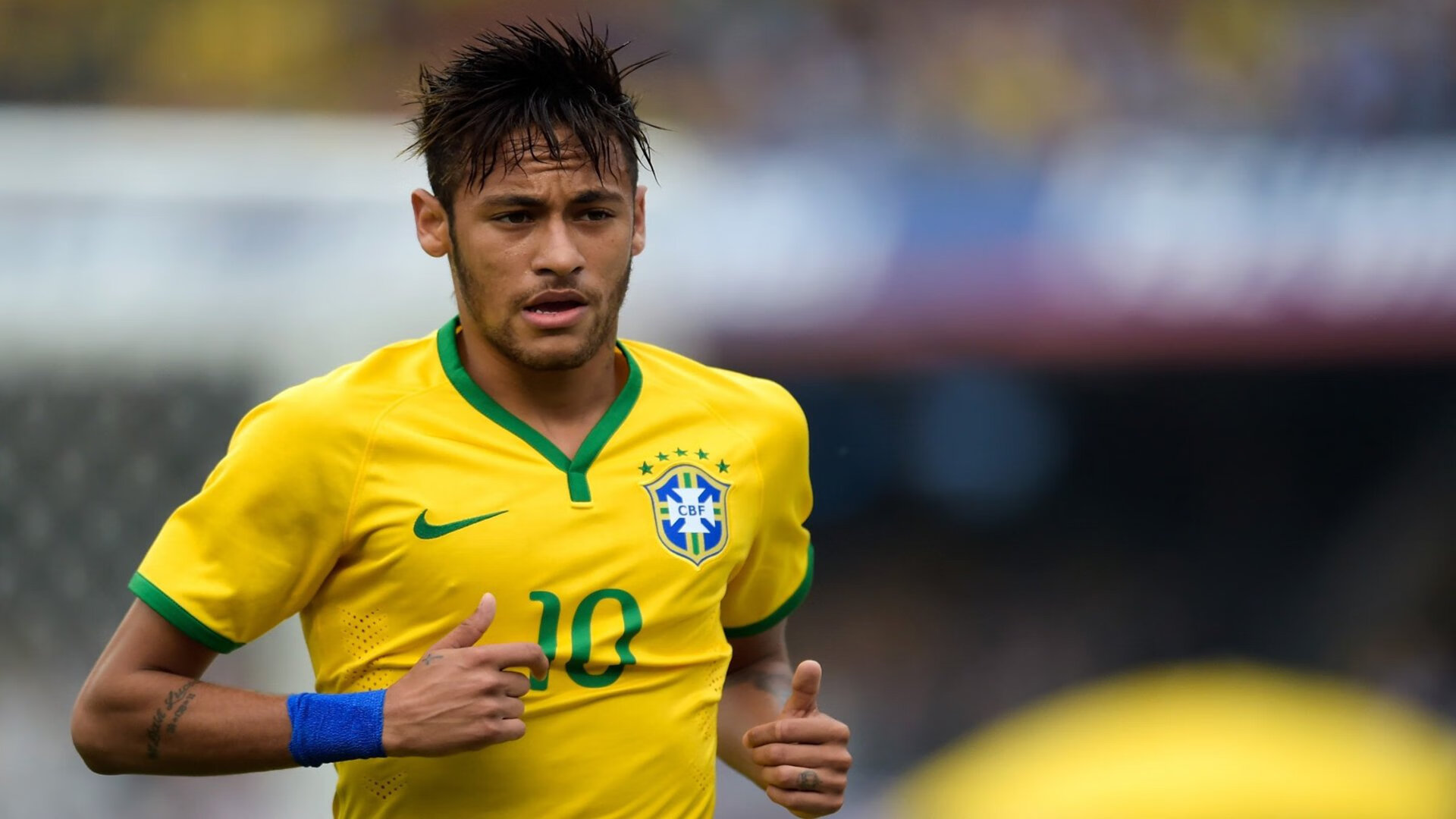 边锋压迫断球，策动破门良机，边锋技巧